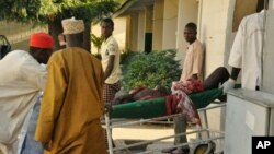 尼日利亞卡諾市中心的清真寺在星期五祈禱開始後不久發生爆炸。圖為一受傷人士被送醫院。
