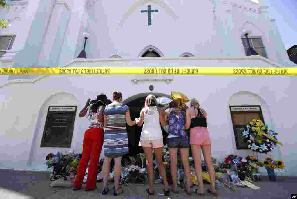 Warga berdoa di tempat memorial di depan Gereja Emanuel AME Church (18/6) di Charleston, South Carolina.&nbsp;​(AP/Stephen B. Morton)