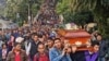 Para pelayat berbondong-bondong mengantar jenazah Pastor Marcelo Perez, yang tewas ditembak di San Cristobal de Las Casas, negara bagian Chiapas, Meksiko, pada 20 Oktober 2024. (Foto: AFP/Luis Enrique Aguilar)