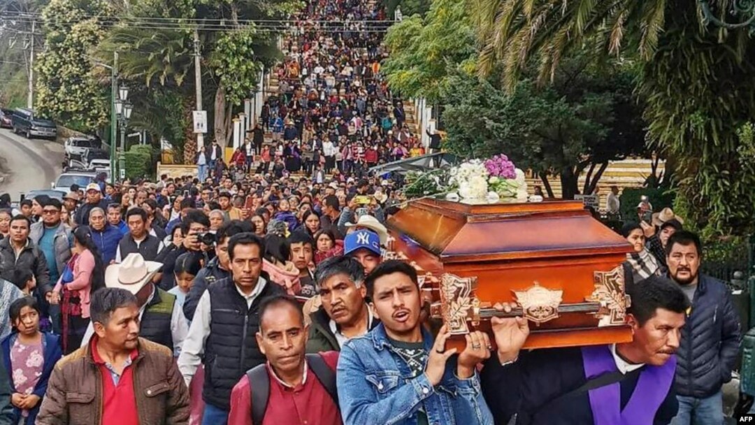 Para pelayat berbondong-bondong mengantar jenazah Pastor Marcelo Perez, yang tewas ditembak di San Cristobal de Las Casas, negara bagian Chiapas, Meksiko, pada 20 Oktober 2024. (Foto: AFP/Luis Enrique Aguilar)