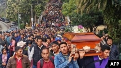 Para pelayat berbondong-bondong mengantar jenazah Pastor Marcelo Perez, yang tewas ditembak di San Cristobal de Las Casas, negara bagian Chiapas, Meksiko, pada 20 Oktober 2024. (Foto: AFP/Luis Enrique Aguilar)