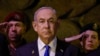 El primer ministro israelí, Benjamin Netanyahu (centro) asiste a una ceremonia por el Día de la Memoria del Holocausto en la Sala de la Memoria de Yad Vashem, el Centro Mundial de la Memoria del Holocausto, en Jerusalén, Israel, el 6 de mayo de 2024.