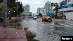 Los efectos de la subida del nivel de las aguas se han hecho patentes últimamente en zonas de Miami Beach.