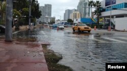 Poplava na ulici u Majami Biču prilikom jednog od perioda plime