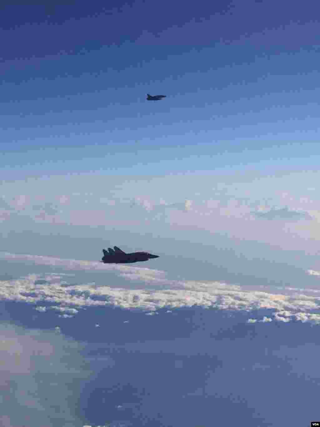 4架幻象两千战机紧跟在马英九专机侧边监控保护总统专机安全（美国之音李逸华）