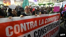 Manifestantes protestan contra la corrupción en Lima, Perú, el 3 de octubre de 2019. AFP.