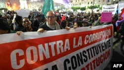 Manifestantes protestan contra la corrupción en Lima, Perú, el 3 de octubre de 2019. AFP.