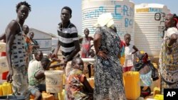 Para pengungsi Sudan Selatan menunggu datangnya bantuan makanan dan air minum di kamp sementara di pinggiran Juba. 