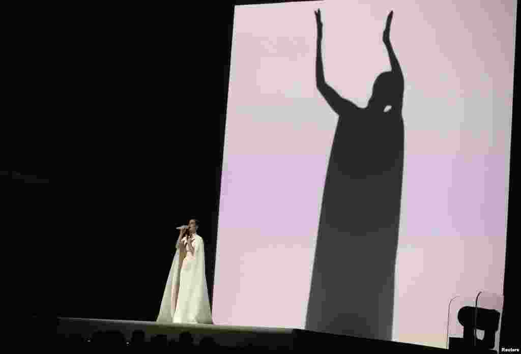 Katy Perry performs "By The Grace of God" at the 57th annual Grammy Awards in Los Angeles, California, Feb. 8, 2015. 