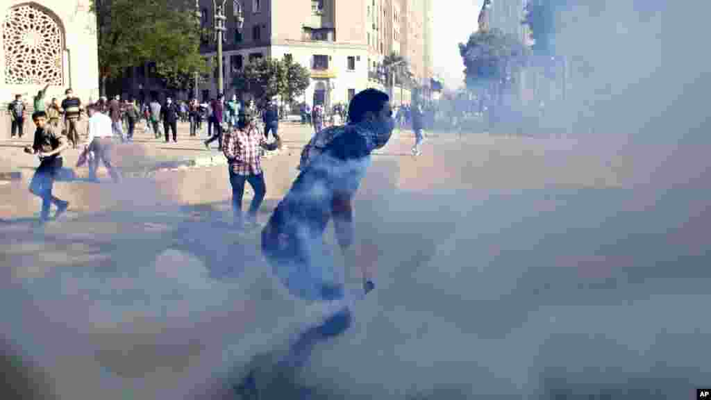 Egyptian protesters clash with security forces near Tahrir square, in Cairo, Egypt, November 28, 2012.