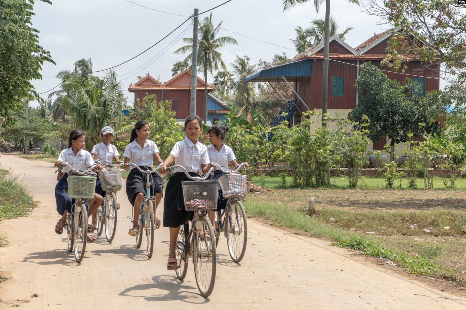 សិស្សានុសិស្សជិះកង់ជុំគ្នាធ្វើដំណើរទៅមករវាងសាលារៀន និងផ្ទះ នៅស្រុកខ្សាច់កណ្តាលជារូបភាពដែលម្តាយរបស់ កញ្ញា ឌុំ រីដា រំលឹកអំពីអតីតកាលនៅពេលដែលកូនស្រីរបស់អ្នកស្រីធ្វើដំណើរទៅសាលារៀន នៅខេត្តកណ្តាល នៅថ្ងៃទី០២ ខែមេសា ឆ្នាំ២០១៩។ (ខាន់ សុគុំមនោ/VOA)