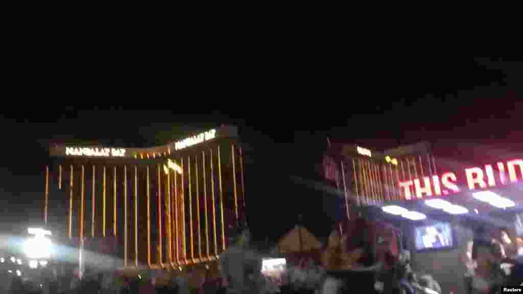 Watu wakikimbia kutoka Hoteli ya Mandalay Bay baada ya mshambuliaji kurusha risasi kwa wahudumu wa eneo la tamasha huko Las Vegas, Octoba 1, 2017