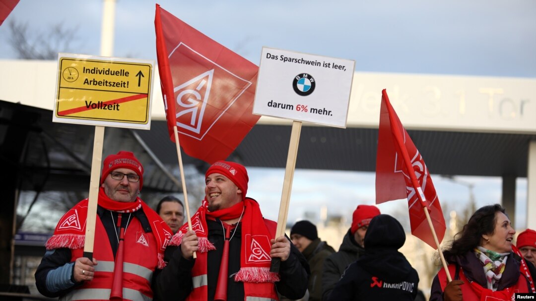 Para pekerja BMW mengikuti mogok kerja 24 jam yang dilancarkan oleh serikat pekerja industri, IG Metall di Berlin, Jerman, 2 Februari 2018.