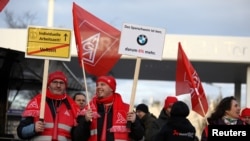 Para pekerja BMW mengikuti mogok kerja 24 jam yang dilancarkan oleh serikat pekerja industri, IG Metall di Berlin, Jerman, 2 Februari 2018.