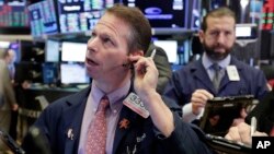 Trader Robert Charmak, left, works on the floor of the New York Stock Exchange, Feb. 8, 2018. U.S. stocks are lower Thursday as losses from the previous day continue.