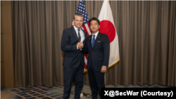美国战争部长皮特·海格塞斯在官方X上发表与日本防卫大臣小泉进次郎，在菲律宾宿务举行的东盟防长扩大峰会间隙的合影。(2026年10月27日)
