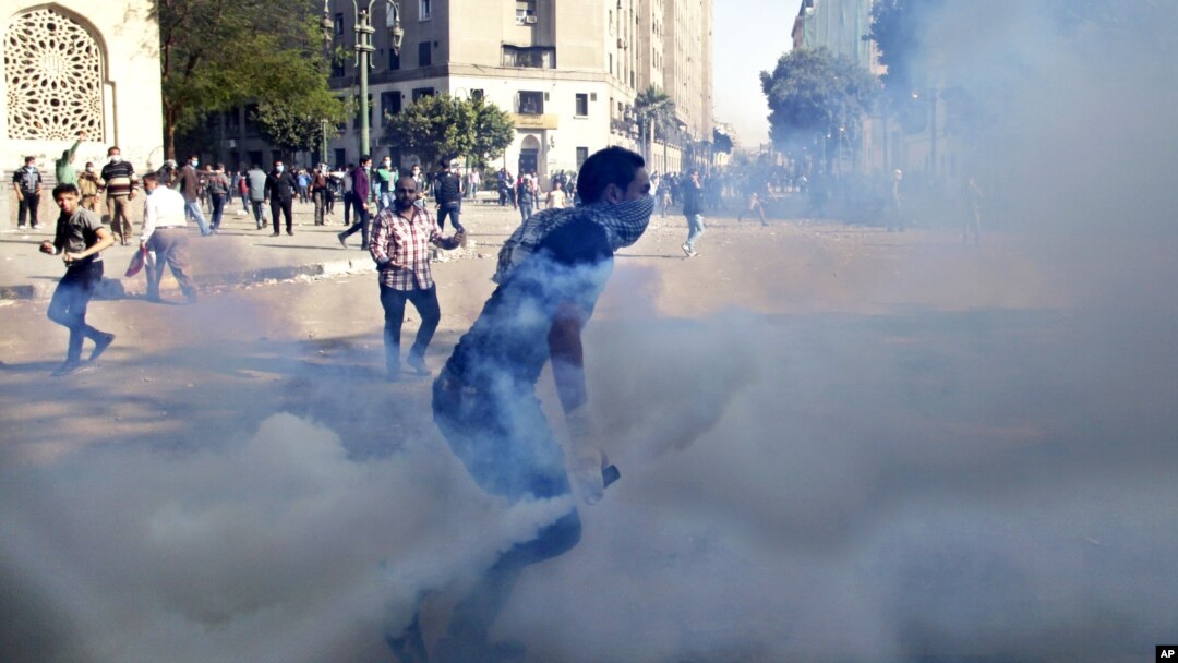 Egyptian protesters clash with security forces near Tahrir square in Cairo, Egypt, November 28, 2012.