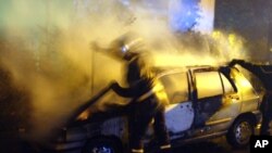 Des pompiers luttent contre un incendie à Dunkirk, France, 6 octobre 2002.