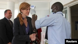 美國駐聯合國大使鮑爾10月26日在聯合國應對伊波拉機構駐畿內亞總部淨手並測量體溫。