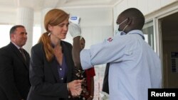 Samantha Power fait prendre sa température à Conakry, en Guinée, où les contrôles ont été renforcés pour lutter contre l'épidémie d'Ebola (Reuters)