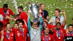 Les joueurs du Bayern Munich célèbrent leur titre de champions d'Europe, Portugal, le 23 août 2020.