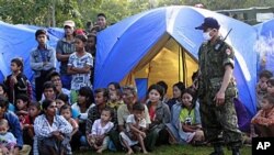 ထိုင်းနိုင်ငံဘက်သို့ ထွက်ပြေး ခိုလှုံနေရသည့် မြဝတီမြို့မှ စစ်ပြေးဒုက္ခသည်အချို့။ နိုဝင်ဘာ ၉၊ ၂၀၁၀။