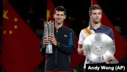 Novak Đoković i Borna Ćorić sa trofejima posle finala u Šangaju (Foto: AP/Andy Wong)