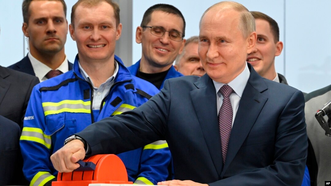 ARHIVA - Ruski predsjednik Vladimir Putin na ceremoniji pokretanja linije za prirodni tečni gas u kompaniji Novatek-Murmansk (Foto: Alexander Kazakov, Sputnik, Kremlin Pool Photo via AP)