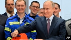 ARHIVA - Ruski predsjednik Vladimir Putin na ceremoniji pokretanja linije za prirodni tečni gas u kompaniji Novatek-Murmansk (Foto: Alexander Kazakov, Sputnik, Kremlin Pool Photo via AP)