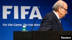 Los recientes escándalos de corrupción de la FIFA, obligaron a Joseph Blatter a anunciar su renuncia, posiblemente en efecto a principios del próximo año, a pesar de haber ganado un nuevo mandato al frente del organismo.