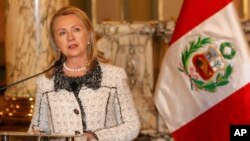 La secretaria de Estado Hillary Clinton presentó en Lima dos nuevas iniciativas para ayudar a las mujeres en toda la región a manejar sus negocios más eficientemente.