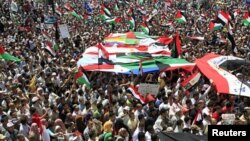 People with Egyptian, Palestinian and Arab flags gather during a demonstration at Tahrir Square in Cairo, May 13, 2011.