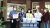 བོད་པ་ཚོས་ཁེ་ན་ཌའི་འཕྲོད་བསྟེན་ཞབས་ཞུ་བ་ཚོར་དཀར་ཟས་དྲངས་པ།