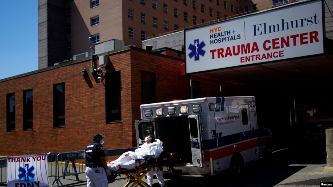 Abajejwe gutabara abarwayi ku bitaro vy'i Elmhurst i New York, batwaye umurwayi w'umugera wa Corona Kw'itariki ya 6/04/2020.