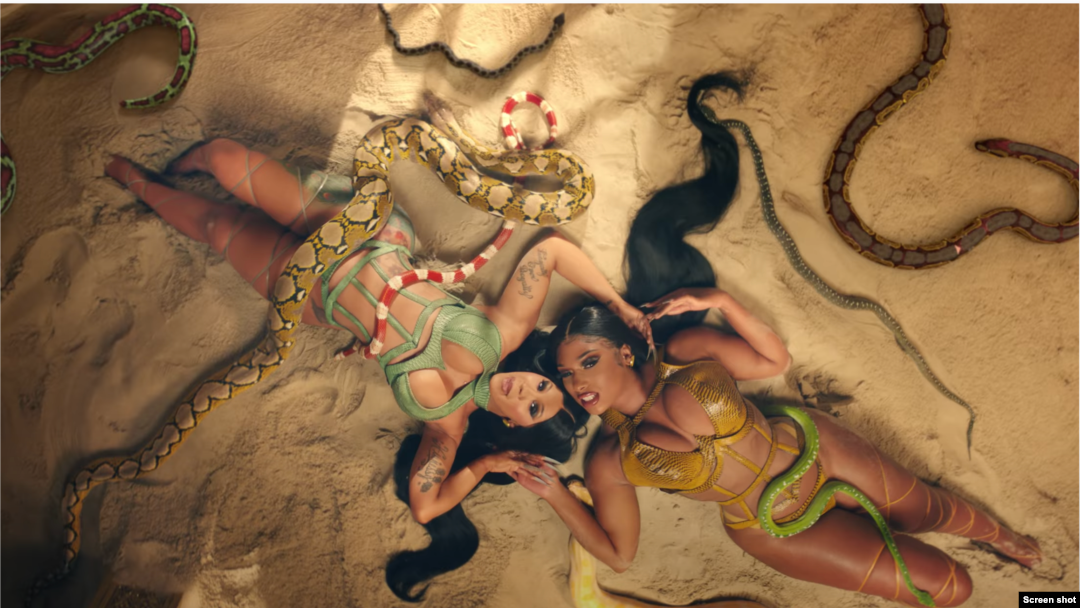 Rappers Cardi B e Megan Thee Stallion em videoclip de "WAP"