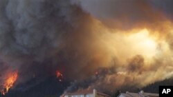 26일 콜로라도주 왈도 캐년에서 주택가로 번지는 산불.