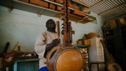 Frère Marie Firmin, 40 ans, joue de la kora à l'intérieur de l'atelier de fabrication de kora de l'abbaye de Keur Moussa, au Sénégal, le 19 mai 2021.