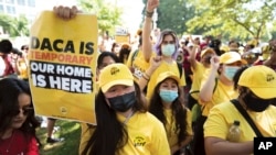 ARCHIVO - Susana Lujano, izquierda, una “dreamer” de México que vive en Houston, con otros activistas en una marcha en apoyo de la Ley de Acción Diferida para los Llegados en la Infancia (DACA), en el Capitolio de EEUU, en Washington, el 15 de junio de 2022.