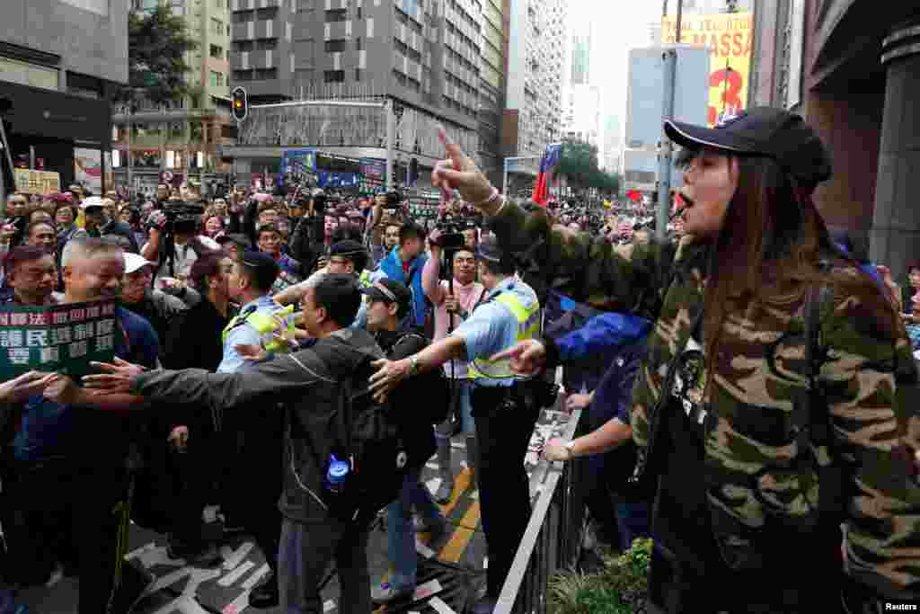 在香港元旦游行现场，也有亲中团体示威，两派隔空对喊，中间有栅栏隔开(2017年1月1日）