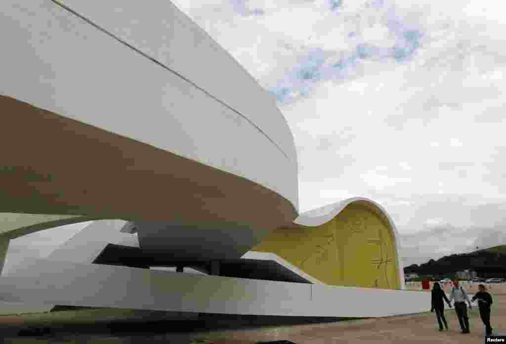 La fundación Oscar Niemeyer, un edificio diseñado por el arquitecto considerado un patriarca de la arquitectura moderna es apreciado el día de su gran inauguración en Niteroi.