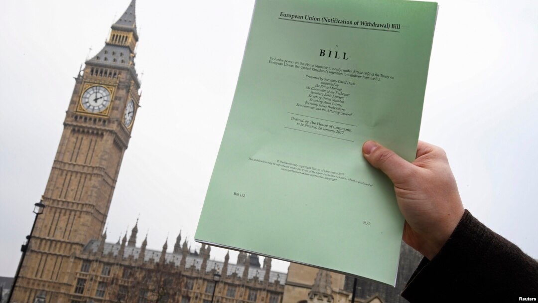 Seorang jurnalis menunjukkan salinan RUU Brexit yang siap dibahas oleh anggota parlemen Inggris di London (26/1).