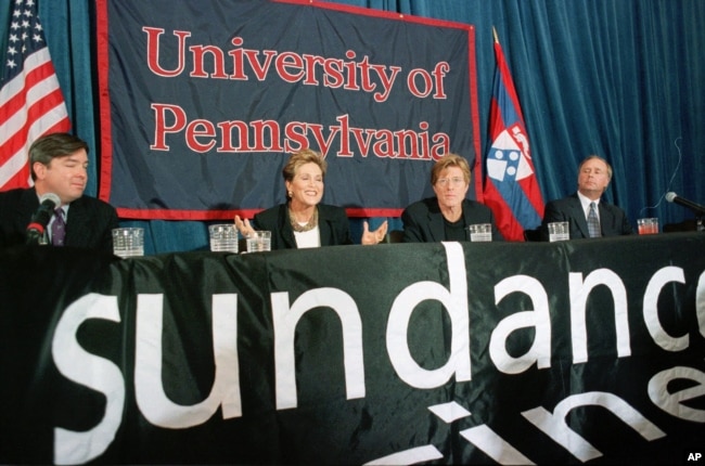 Pennsivlaniya Universiteti rəhbərliyi və aktyor Robert Redford kampusda Sundance Film mərkəzlərinin yaradılacağını elan edirlər. 2 oktyabr, 1998 (AP Foto/William Thomas Cain)