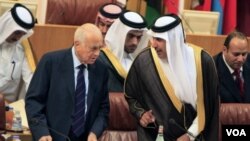 Sekretè-Jeneral Lig Arab la, Nabil al-Arabi, agoch, ak minis afè etranjè Qatawa a, Cheik Hamad bin Jassim Al Thani. (Achiv).