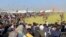 အမရေိကန်နိုင်ငံဆီ ရွေ့ပြောင်းသွားနိုင်ရေး တန်းစီနေတဲ့ ကာဘူးလ်နိင်ငံတကာလေဆိပ်မှာ တွေ့ရတဲ့  အာဖဂန်များ (ဓာတ်ပုံ - AP)