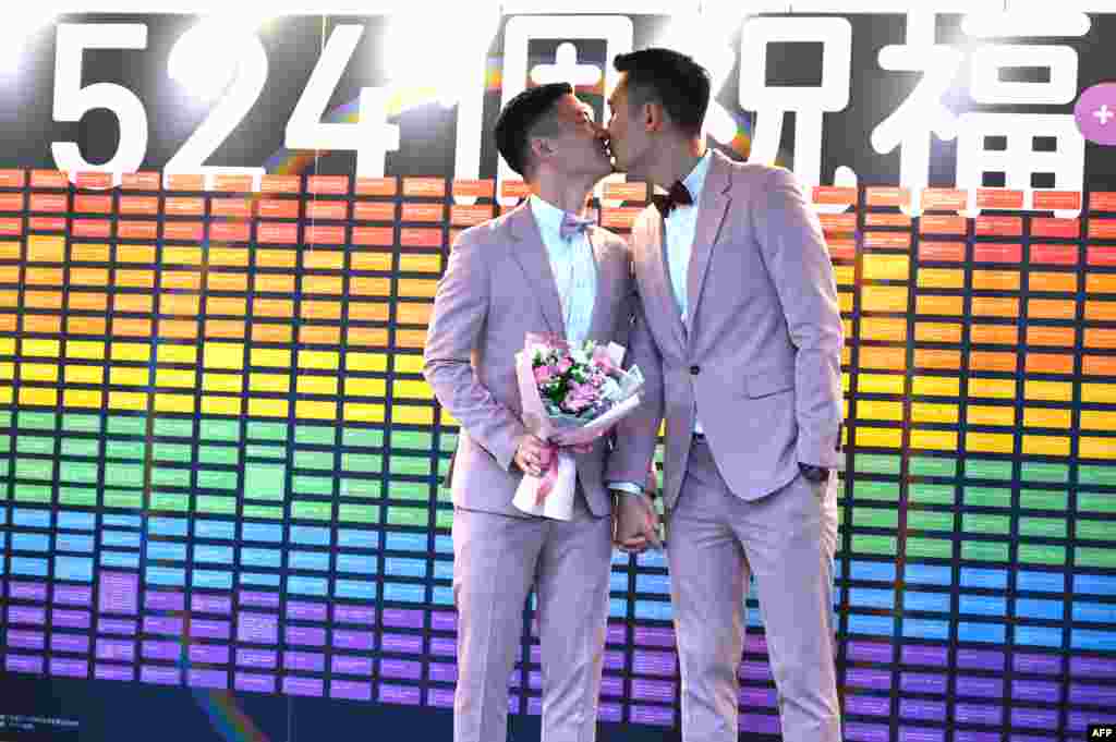 동성 결혼을 인정하는 특별 법안을 차이잉원 타이완 총통이 서명한 가운데&nbsp;타이완 타이베이의 신의구청 민원센터에서 아시아 최초의 합법적인 동성 부부가 된 린쉐인 씨와 위안샤오밍 씨가 입을 맞추고 있다.