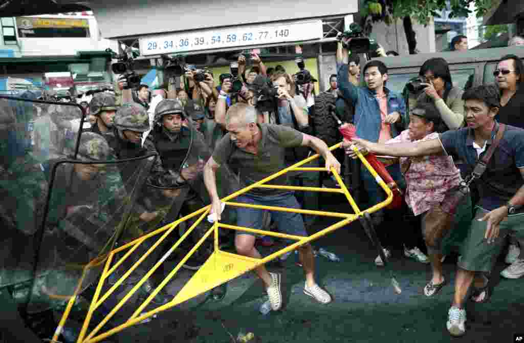태국 방콕의 빅토리 기념탑에서 군인들이 반쿠테타 훈련을 진행하는 가운데, 시위대가 훈련을 저지하고 있다.