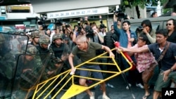 Protesters scuffle with Thai soldiers during an anti-coup demonstration at the Victory Monument in Bangkok, Thailand. (May 28, 2014) 