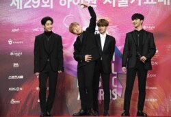 Boy grup Korea Selatan AB6IX berpose di karpet merah pada Seoul Music Awards ke-29 di Seoul, 30 Januari 2020. (Foto oleh Jung Yeon-je / AFP)