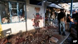 Confusión en las afueras de una escuela de Naciones Unidas bombardeada por tanques israelíes en Gaza.