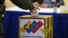Un miembro de la Guardia Nacional Bolivariana emite su voto en un colegio electoral durante las elecciones regionales y municipales en Fuerte Tiuna en Caracas, el 21 de noviembre de 2021.